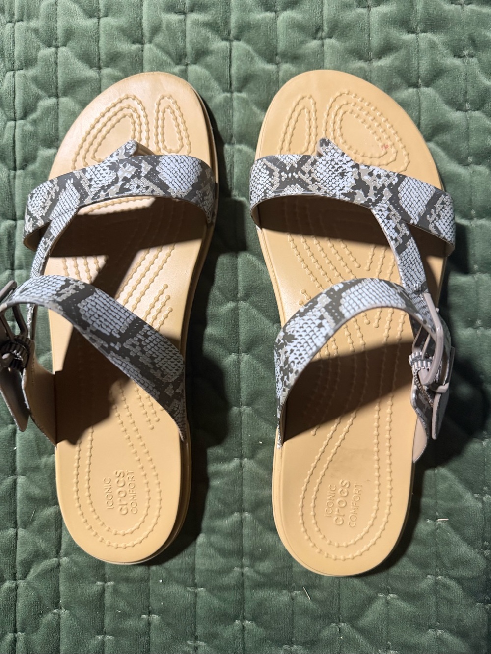 Crocs Women's Tulum Toe Post Sandals blue grey-and-white snake print size 8